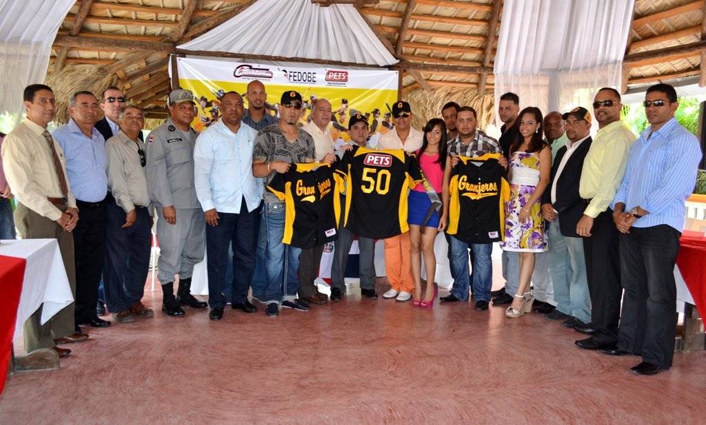 El empresario Esteban Ferreiras de PETS Agroindustrial entrega el uniforme a los campeones nacionales los Granjeros de Moca.